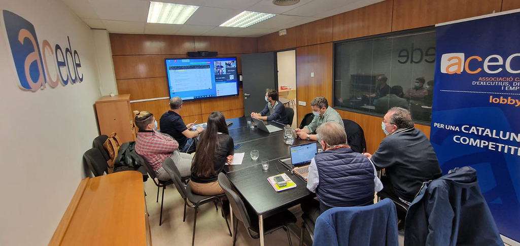 Mejorando la eficiencia en reuniones híbridas con Clevertouch y Poly