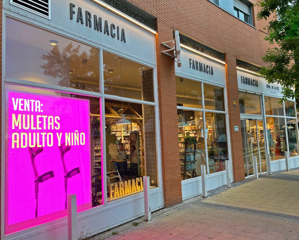 Farmacia Avenida de La Paz: comunicación dinámica con pantallas LED y cartelería digital  